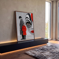 Rosto gigante pintado em listras pretas, batom vermelho e casal vintage de casaco, quadro decorativo