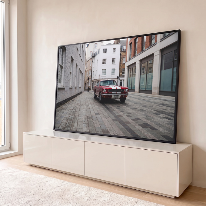Quadro Decorativo Grande Mustang Clássico Vermelho para Sala | quadros decorativos para sala | mustang vermelho clássico com faixas brancas em rua de pedras europeia | em Quadros para Sala | Porao dos Quadros