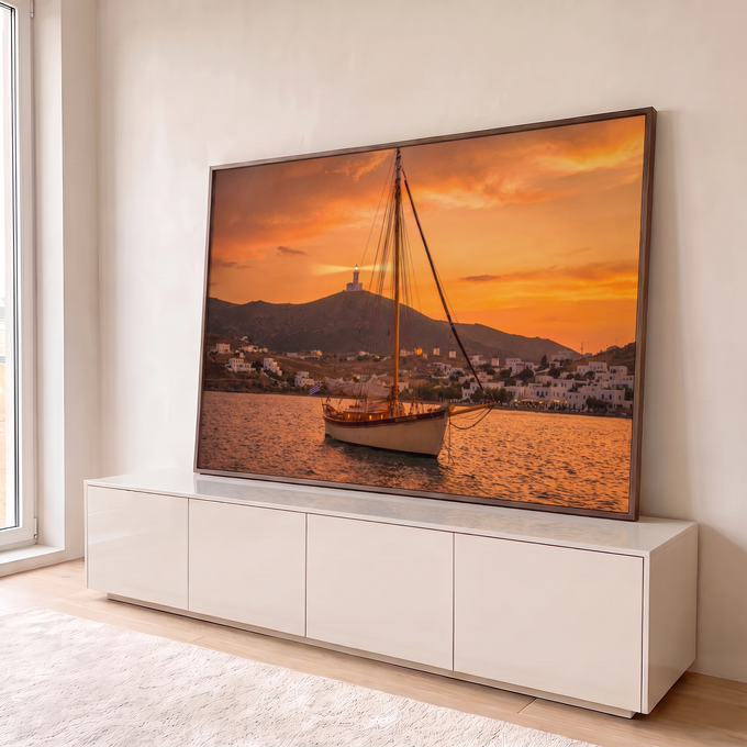 Quadro Decorativo Grande Veleiro Grego para Sala Laranja | quadros decorativos para sala | veleiro de madeira ancorado em baía grega ao pôr do sol com farol ao fundo | em Quadros para Sala | Porao dos Quadros