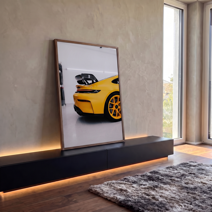 Traseira de Porsche GT3 amarelo com aerofólio de carbono e rodas amarelas, quadro decorativo
