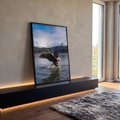 Quadro Decorativo Grande Águia Pescando Peixe para Sala Azul | quadros decorativos para sala | águia capturando peixe sobre lago com montanhas nevadas ao fundo | em Quadros para Sala | Porao dos Quadros