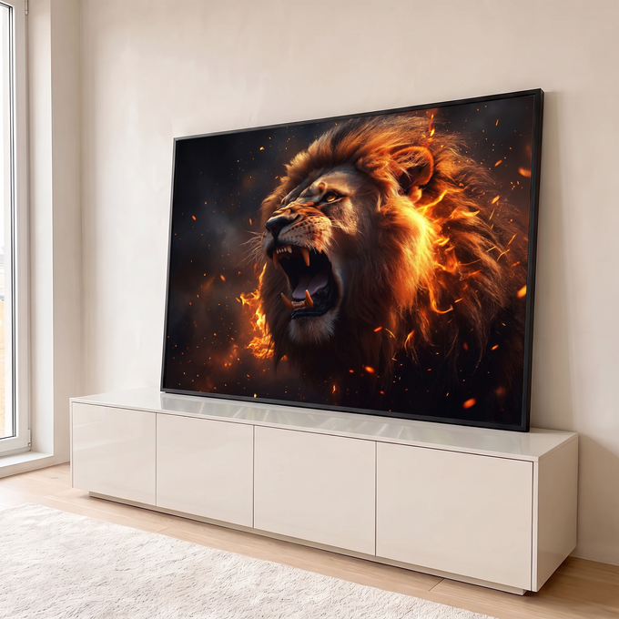 Leão rugindo com juba em chamas e fagulhas laranja sobre fundo escuro, quadro decorativo