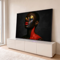 Retrato de mulher negra com glitter dourado nos olhos, lágrimas azuis e lábios vermelhos, quadro decorativo