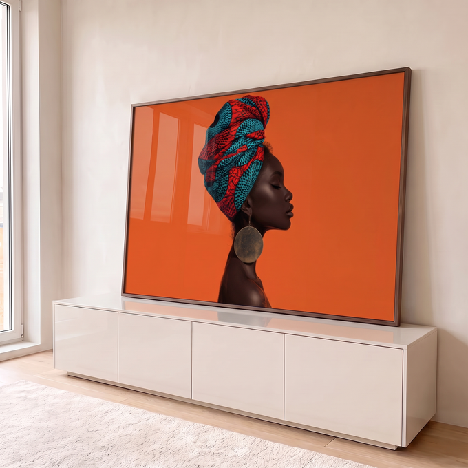 Mulher negra de perfil com turbante azul e vermelho e brinco dourado, fundo laranja, quadro decorativo