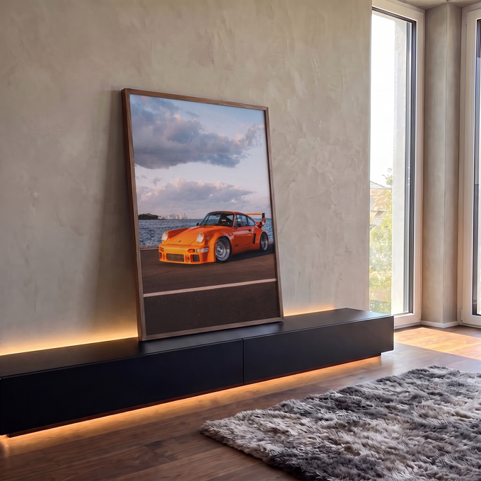 Quadro Decorativo Grande Carro Clássico Laranja à para Sala | quadros decorativos para sala | carro esportivo laranja com aerofólio e rodas cromadas à beira do mar | em Quadros para Sala | Porao dos Quadros