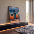 Casa de praia rústica azul e laranja com porta de coração e gato sentado na areia, quadro decorativo