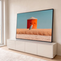 Garça cinzenta em campo de grama dourada diante de torre laranja sob céu azul, quadro decorativo