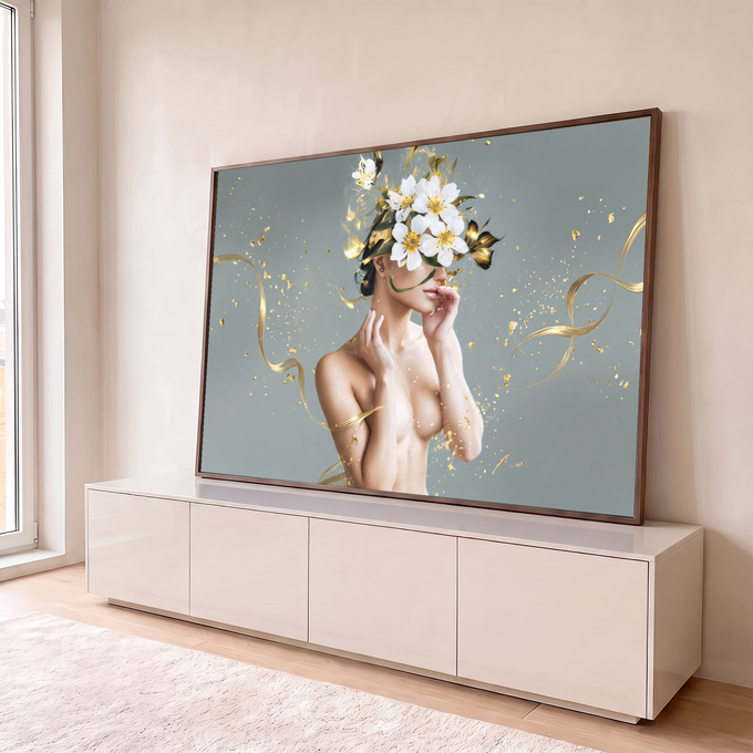 Mulher com flores brancas cobrindo o rosto, fitas e flocos dourados sobre fundo cinza, quadro decorativo