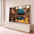 Fusca azul-turquesa refletido em poça numa rua de pedras colonial ao pôr do sol, quadro decorativo