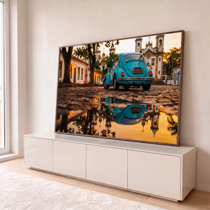 Fusca azul-turquesa refletido em poça numa rua de pedras colonial ao pôr do sol, quadro decorativo
