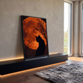 Silhueta de gato preto diante de lua cheia laranja gigante entre galhos secos, quadro decorativo