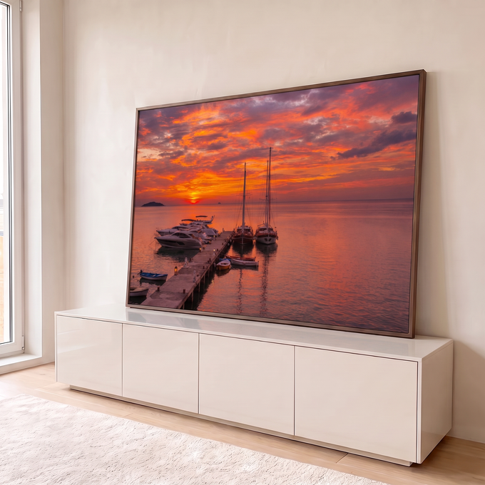 Quadro Decorativo Grande Marina ao Pôr do Sol para Sala | quadros decorativos para sala | marina ao pôr do sol com veleiros e barcos em céu laranja e vermelho | em Quadros para Sala | Porao dos Quadros