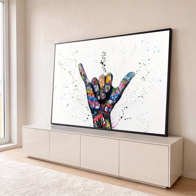 Quadro Decorativo Grande Mão com Gesto Hang para Sala Preto | quadros decorativos para sala | mão fazendo sinal hang loose coberta de grafite colorido sobre fundo branco respingado | em Quadros para Sala | Porao dos Quadros