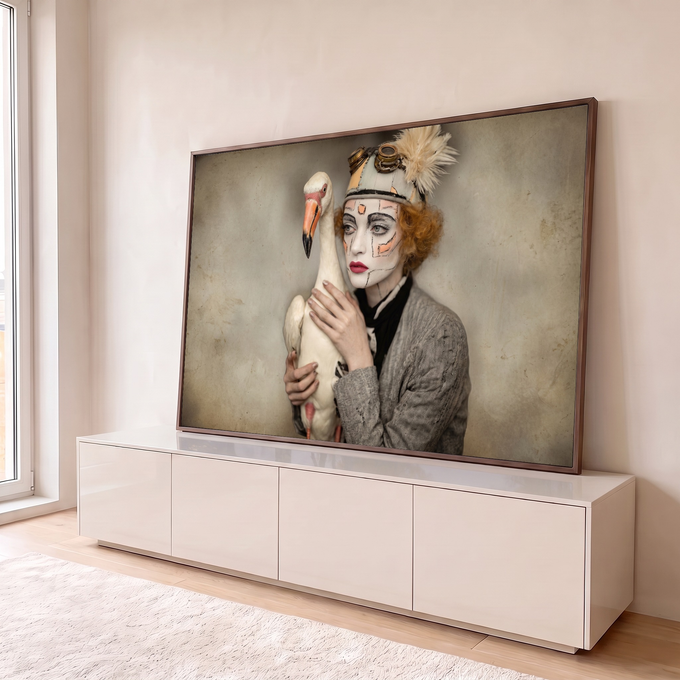 Quadro Decorativo Grande Mulher com Maquiagem para Sala Bege | quadros decorativos para sala | mulher com maquiagem artística rachada segurando ave branca de bico laranja | em Quadros para Sala | Porao dos Quadros