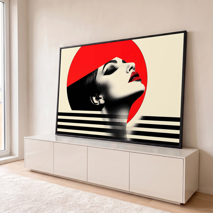 Mulher de perfil P&B com lábios vermelhos, círculo vermelho e listras pretas, quadro decorativo