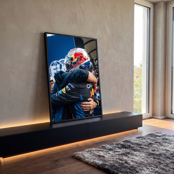 Quadro Decorativo Grande Abraço para Sala Azul | quadros decorativos para sala | dois homens se abraçando, um com capacete de corrida colorido e outro de macacão azul | em Quadros para Sala | Porao dos Quadros