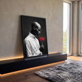 Homem negro de perfil com camisa branca segurando lírio vermelho em fundo escuro, quadro decorativo