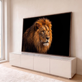 Leão majestoso de perfil com juba acobreada e olhos âmbar sobre fundo preto, quadro decorativo
