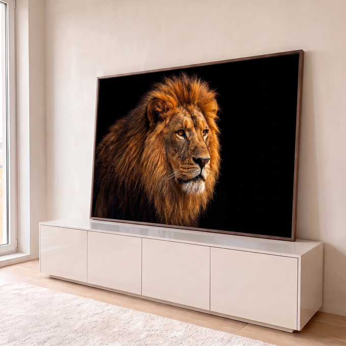 Leão majestoso de perfil com juba acobreada e olhos âmbar sobre fundo preto, quadro decorativo