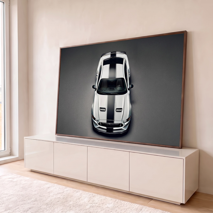 Mustang branco com faixas pretas de corrida visto de cima sobre fundo cinza, quadro decorativo