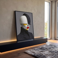 Rosto de manequim branco com lábios vermelhos, chapéu e casaco xadrez sobre fundo cinza, quadro decorativo