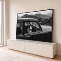 Cachorro olhando pela janela de carro antigo sob chuva nas montanhas, foto preto e branco, quadro decorativo
