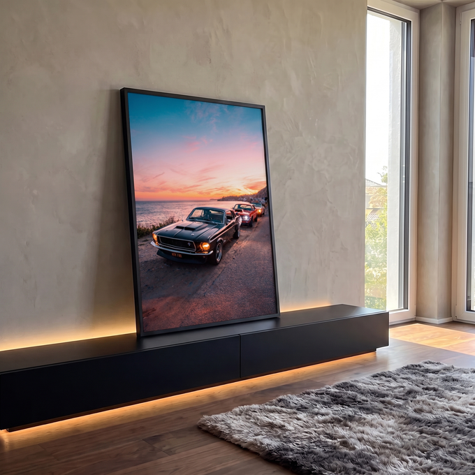 Mustang clássico preto e carros antigos em estrada litorânea ao pôr do sol rosa e laranja, quadro decorativo