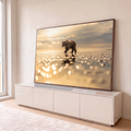 Urso pardo caminhando sobre a água rasa ao pôr do sol com reflexos dourados em bokeh, quadro decorativo