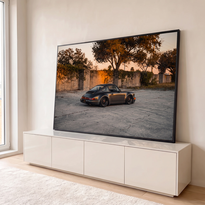 Porsche 911 clássico cinza rebaixado com rodas bronze em pátio de concreto ao entardecer, quadro decorativo