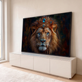 Leão de olhos azuis com coroa dourada cravejada de pedras azuis, fundo escuro pintado, quadro decorativo