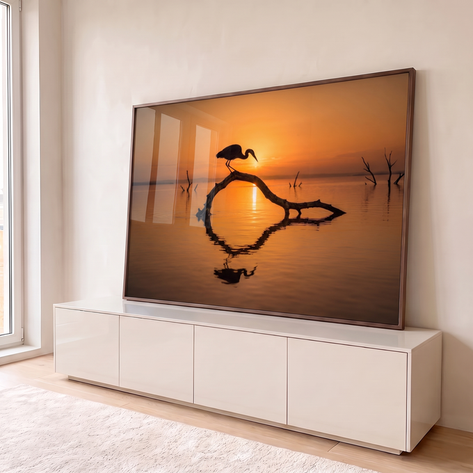 Quadro Decorativo Grande Garça em Galho para Sala Laranja | quadros decorativos para sala | garça silhuetada em galho sobre água ao pôr do sol laranja | em Quadros para Sala | Porao dos Quadros