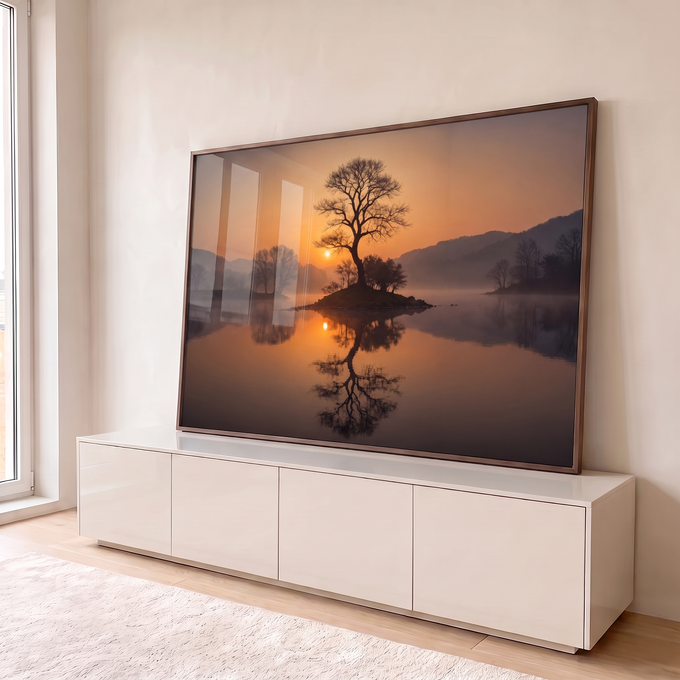 Quadro Decorativo Grande Árvore Solitária Névoa para Sala | quadros decorativos para sala | árvore solitária em ilha com pôr do sol laranja refletido no lago calmo | em Quadros para Sala | Porao dos Quadros