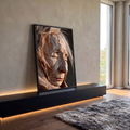 Quadro Decorativo Rosto Esculpido em Madeira com Textura | quadros decorativos para sala | rosto de madeira esculpido em perfil com rugas profundas e textura rústica sob luz quente | em Quadros para Sala | Porao dos Quadros