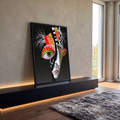 Rosto surreal com olho gigante, cílios de arame e xadrez preto e branco em fundo escuro, quadro decorativo