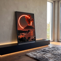 Vulcão em erupção sob anel de luz laranja, mar e rochas escuras refletindo o brilho, quadro decorativo