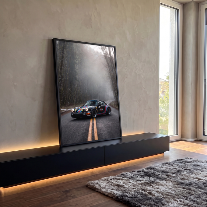 Porsche 911 preto com faixas Martini em estrada molhada na floresta com neblina, quadro decorativo