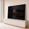 Leopardo sentado à beira do lago refletido na água escura sob a lua, quadro decorativo