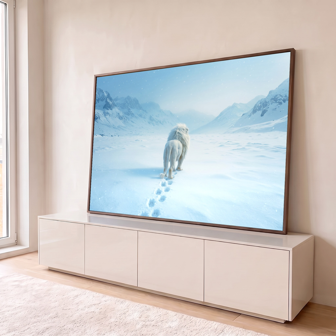 Quadro Decorativo Grande Leão Caminhando para Sala Branco | quadros decorativos para sala | leão branco visto de costas caminhando sobre neve com montanhas ao fundo | em Quadros para Sala | Porao dos Quadros