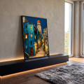Beco de pedra noturno com casas azuis, torre de cúpula laranja e céu estrelado, quadro decorativo