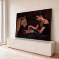 Quadro Decorativo Grande Mulher Jogando Vermelho para Sala | quadros decorativos para sala | mulher elegante jogando xadrez com uma leoa em cenário vermelho luxuoso | em Quadros para Sala | Porao dos Quadros