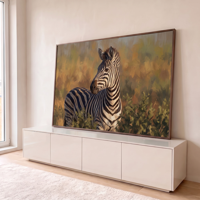 Zebra de listras pretas e brancas olhando de lado na savana dourada, com pinceladas aparentes, quadro decorativo
