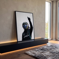 Piloto de Fórmula 1 de capacete holográfico e macacão preto fazendo joinha, fundo branco, quadro decorativo