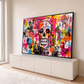Caveira em grafite estilo Basquiat com rabiscos e respingos rosa, laranja e amarelo, quadro decorativo