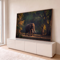 Elefante africano de presas longas caminhando na floresta sob luz dourada do fim de tarde, quadro decorativo