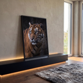 Tigre em close com listras laranja e pretas e olhos verdes sobre fundo escuro, quadro decorativo