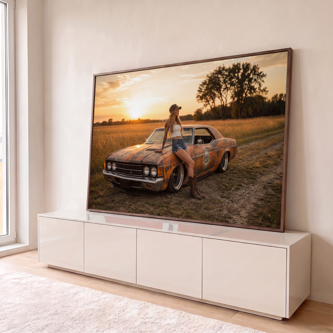 Quadro Decorativo Grande Mulher e Carro para Sala Laranja | quadros decorativos para sala | mulher encostada em carro antigo enferrujado durante pôr do sol no campo | em Quadros para Sala | Porao dos Quadros