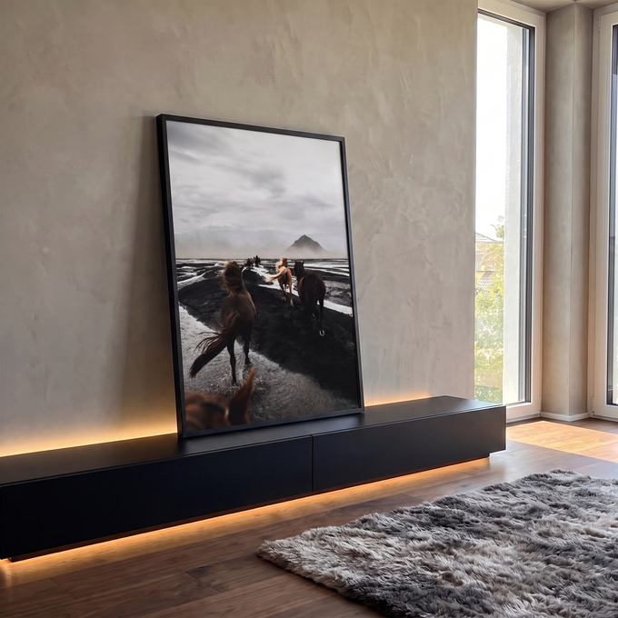 Cavalos galopando em areia preta vulcânica com névoa e montanha na Islândia, quadro decorativo