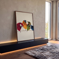 Quatro pássaros com corpo de folhas vermelha, laranja, verde e azul pousados num fio, quadro decorativo