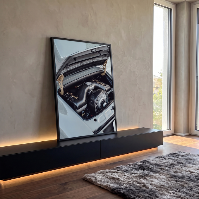 Motor de Porsche clássico em fibra de carbono com capô aberto e dobradiças douradas, quadro decorativo