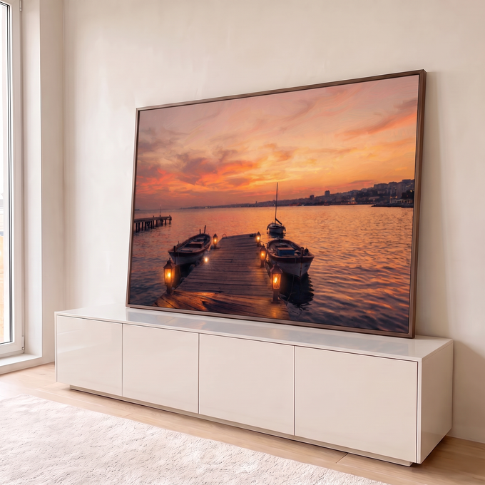 Quadro Decorativo Grande Cais com Barcos para Sala Laranja | quadros decorativos para sala | cais de madeira com barcos de pesca e lanternas acesas sob pôr do sol laranja | em Quadros para Sala | Porao dos Quadros